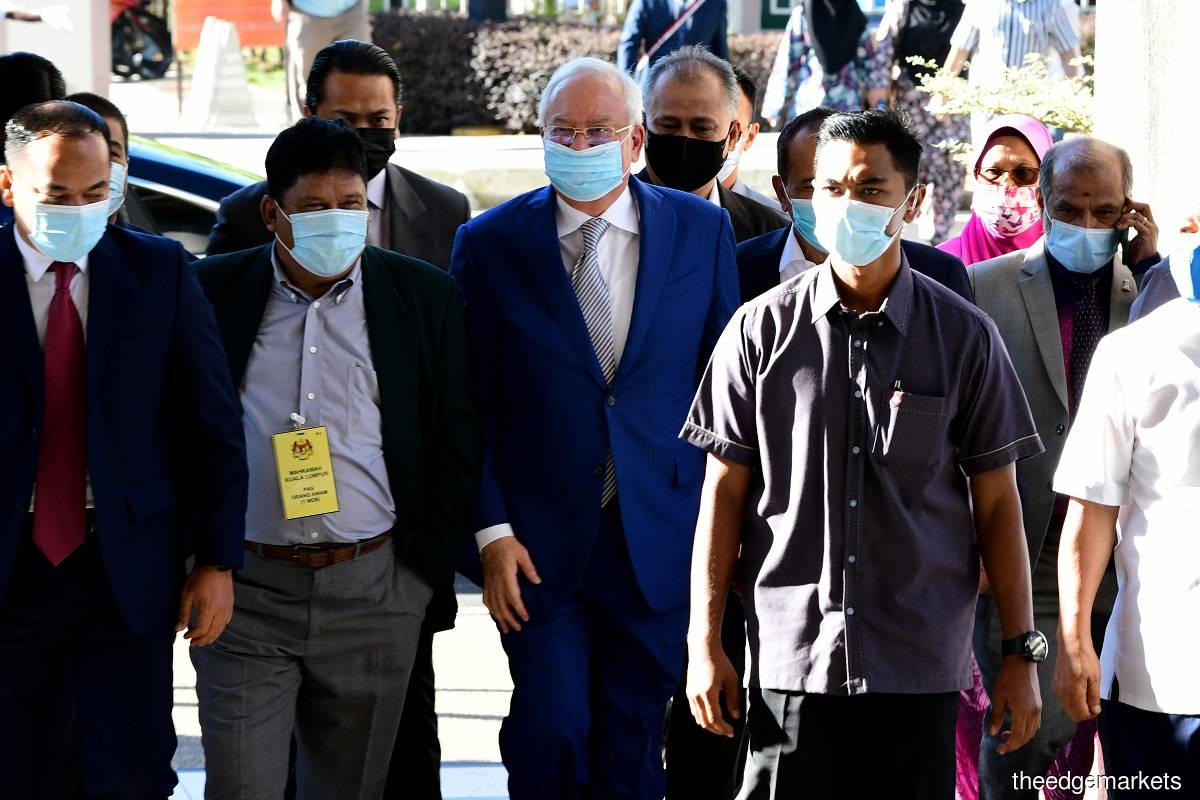 Najib (centre) is facing four counts of abuse of power for using his position as the then prime minister, finance minister and 1MDB board of advisers chairman to receive gratification worth RM2.28 billion in the present 1MDB-Tanore trial. (Photo by Patrick Goh/The Edge)
